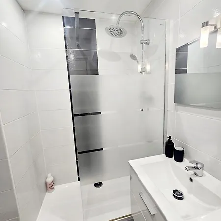 Climatise Centre Port Avec Piscine & Parking